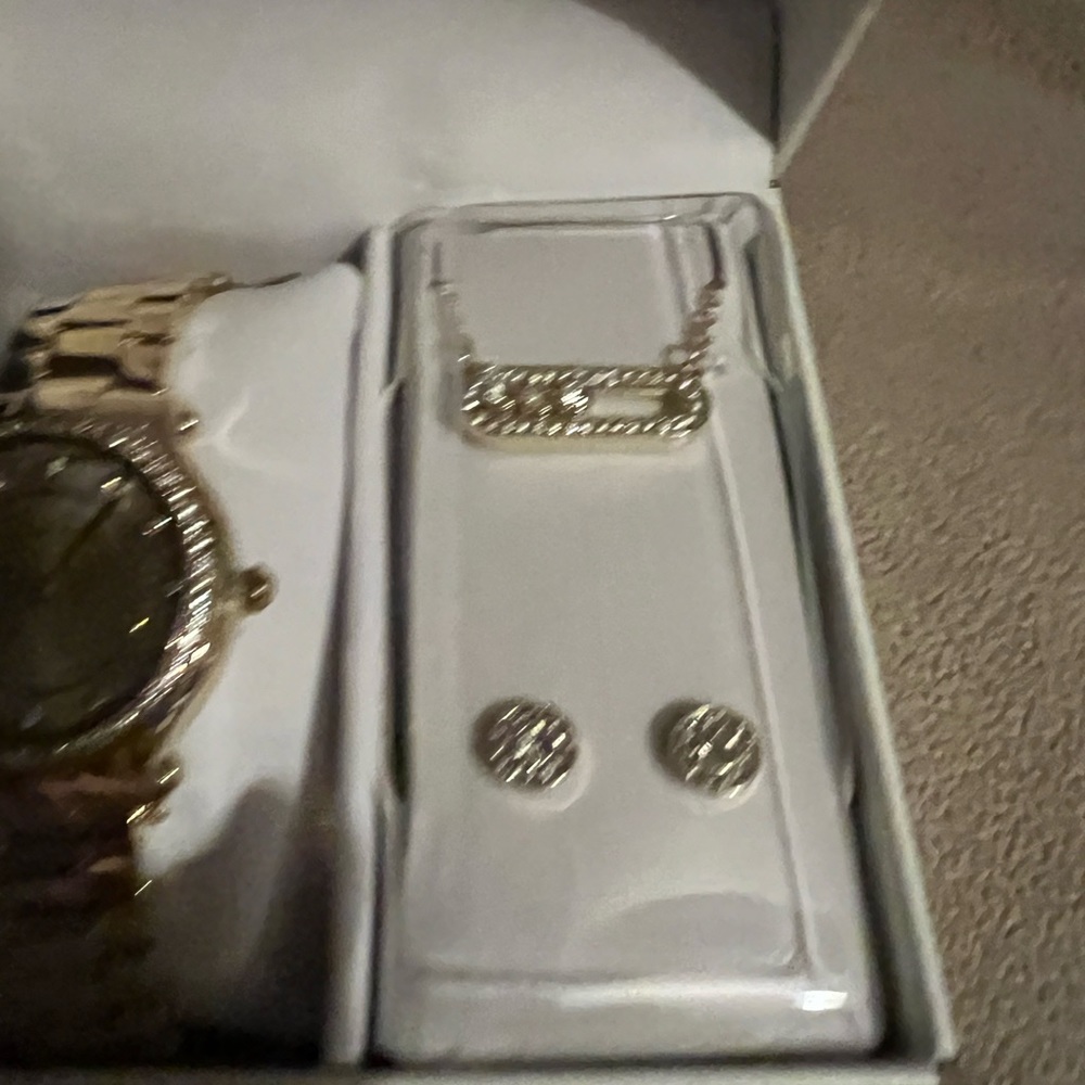 π π Jessica Simpson gift package, women watch+ matching necklace and earring - Picture 4 of 8